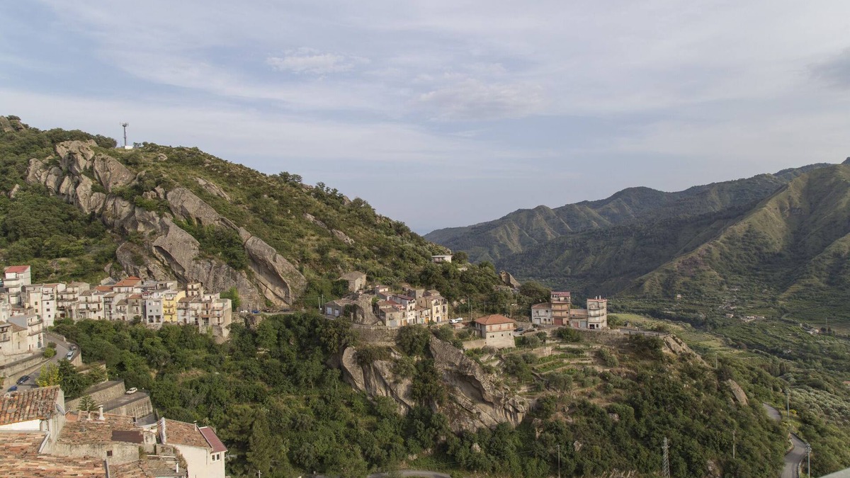 Motta Camastra Apartment | Apartment 'La Casa Della Nonna' with Mountain View, Private Terrace and Air Conditioning