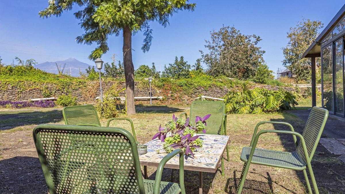 Aci Catena Apartment | Apartment 'La Casa Del Fico D'india - Verde' with Shared Garden, Wi-Fi and Air Conditioning