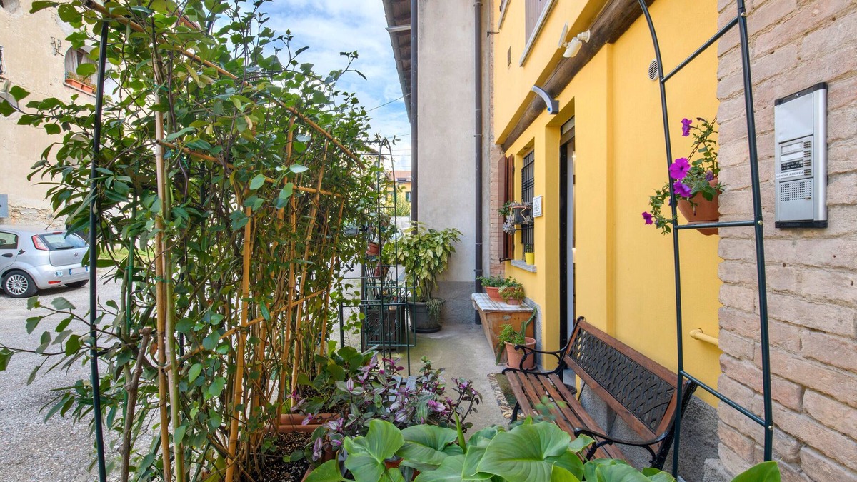 Monguzzo Apartment | Apartment 'La Casa Del Barba' with Wi-Fi