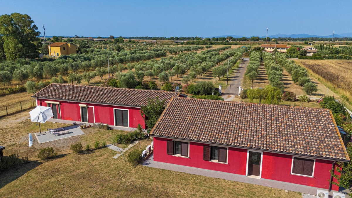 Riotorto Apartment | Apartment 'La Casa Rossa' with Shared Terrace, Wi-Fi and Air Conditioning