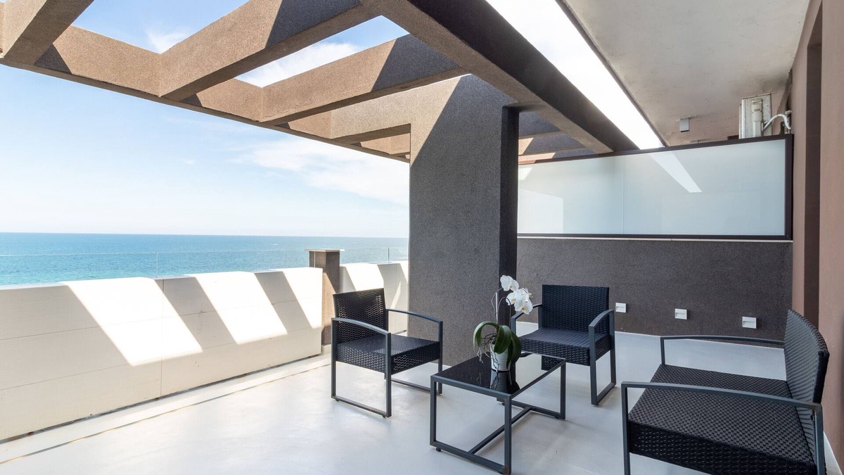 Municipio 1 Apartment | Apartment 'La Dimora Sul Mare' with Sea View, Wi-Fi and Air Conditioning
