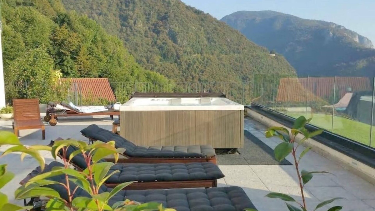 Perledo Apartment | Apartment La Grande Bellezza with Lake View, Communal Spa & Wi-Fi