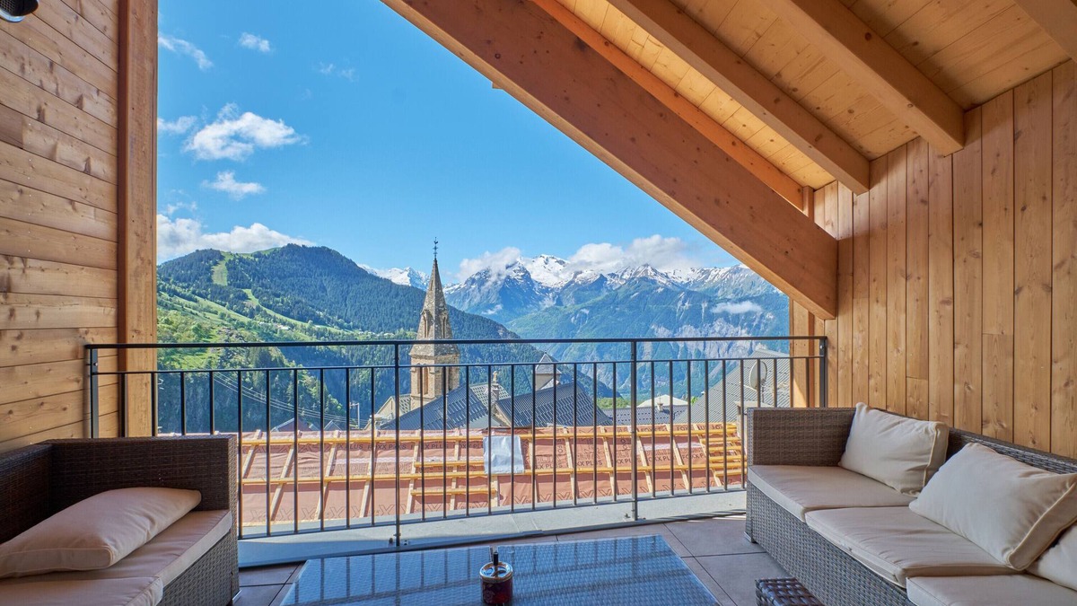 Huez-en-Oisans Apartment | Apartment 'La Grange' with Mountain View, Private Terrace and Wi-Fi