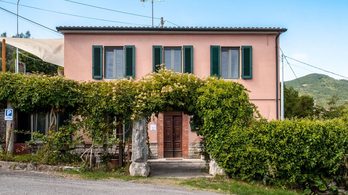 Bagni San Filippo Apartment | Apartment 'La Balena Rosa' with Private Terrace and Wi-Fi