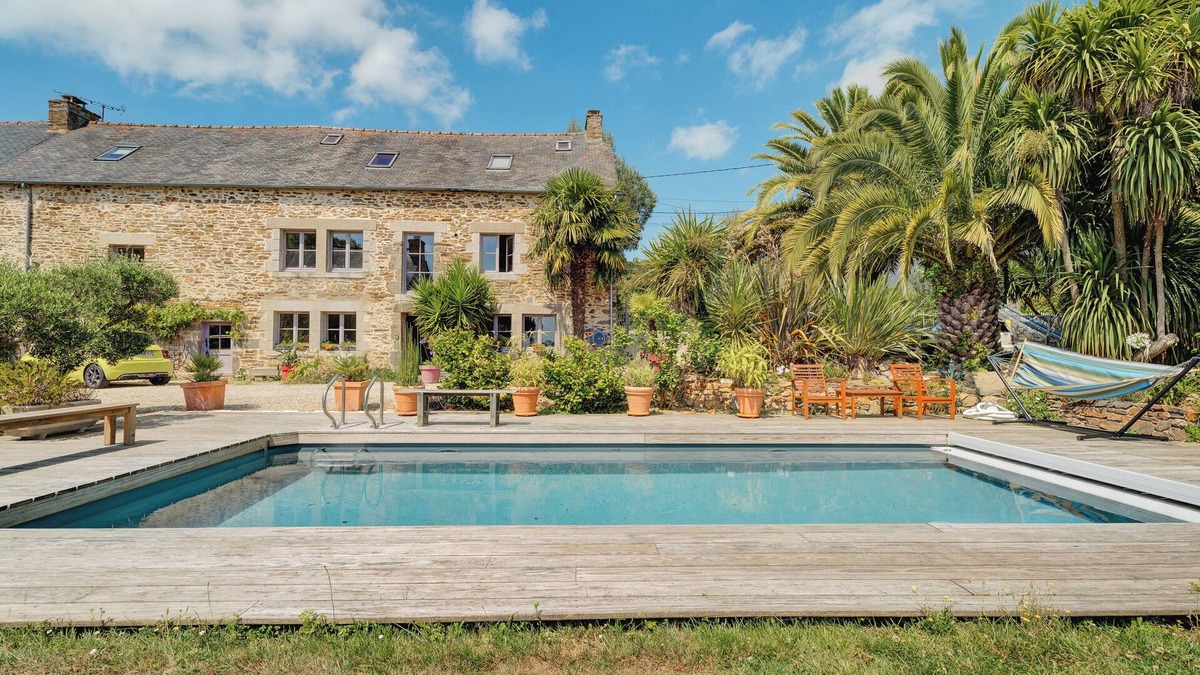 Plouer-sur-Rance Apartment | Apartment 'La Petite Hautière' with Shared Pool, Wi-Fi and Air Conditioning