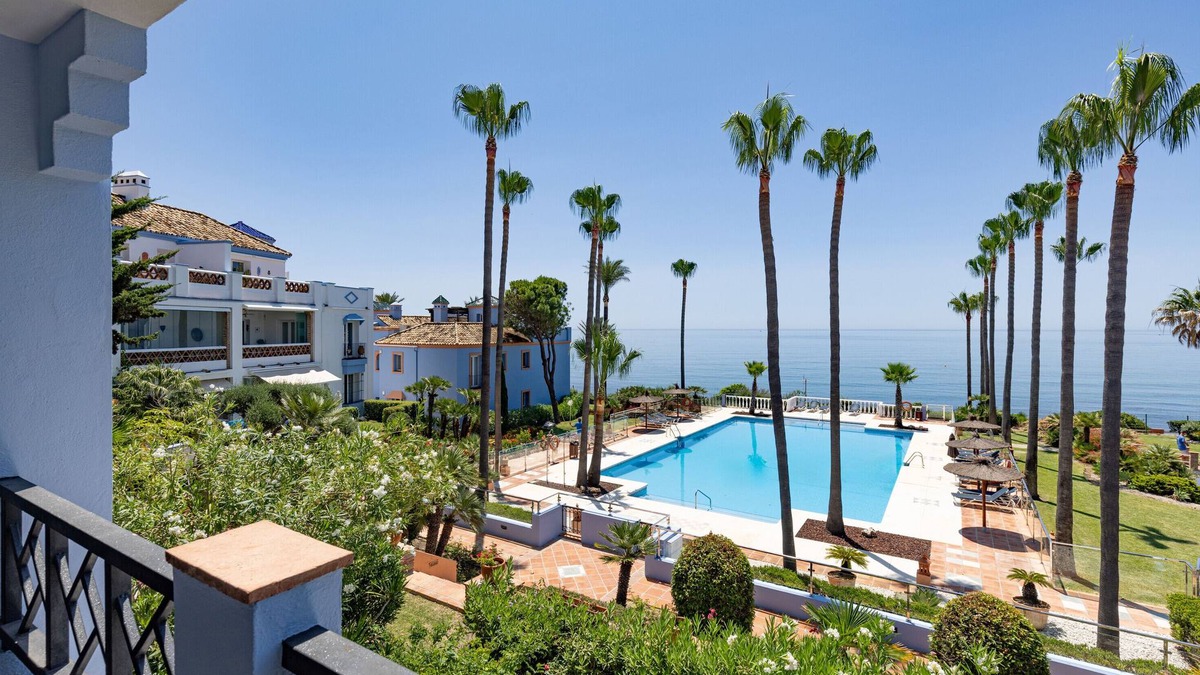Bahia de Casares Apartment | Apartment 'La Perla de Marakech 14' close to the Beach with Sea View, Pool & Wi-Fi