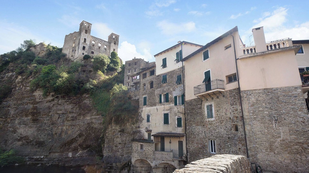 Dolceacqua Apartment | Apartment "La stanza segreta platinum" with Balcony & Wi-Fi