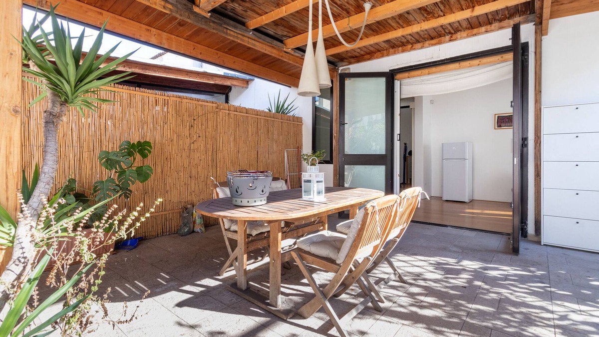 Bari City Centre Apartment | Apartment "La Terrazza Di Francesco" with Private Terrace, Wi-Fi & Air Conditioning