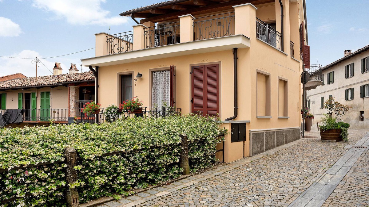 Verduno House | Apartment 'La Terrazza' with Mountain View, Wi-Fi and Air Conditioning