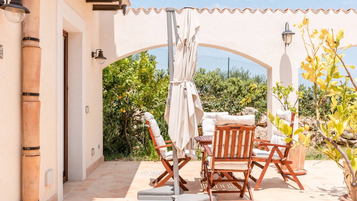 Montallegro Apartment | Apartment 'Le 3 Rose - Damasco' with Lake View, Wi-Fi and Air Conditioning
