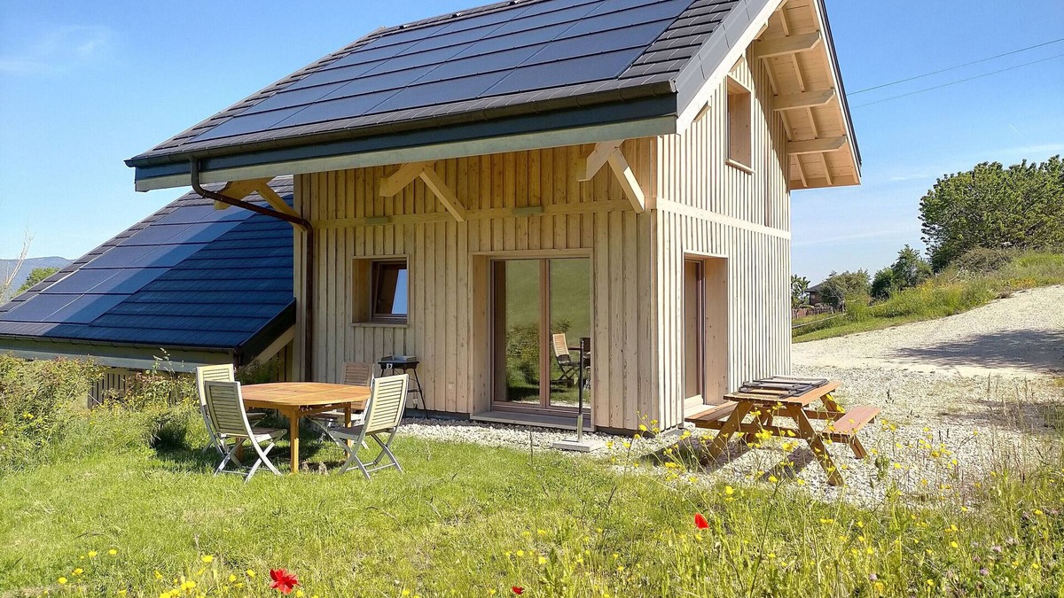 Montagnole House | Apartment 'Le Chalet De La Source' with Mountain View, Private Terrace and Wi-Fi