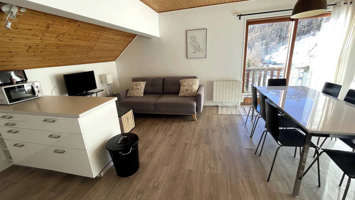 Les Claux Apartment | Apartment 'Le Famillial' with Balcony and Wi-Fi