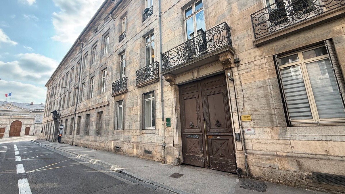 Besancon Old Town Apartment | Apartment 'Le Granvelle' with Wi-Fi