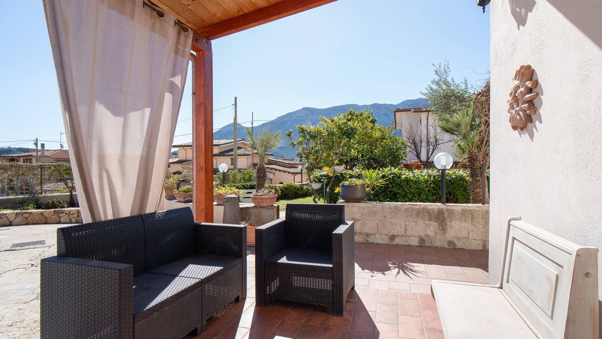 Irgoli Apartment | Apartment 'Le Lantane 2' with Mountain View, Wi-Fi and Air Conditioning