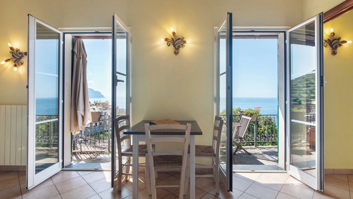 Pieve Ligure Apartment | Apartment 'Le Pale - Girasole' with Sea View, Wi-Fi and Air Conditioning