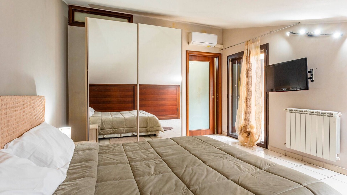 Monte Po-Nesima-San Leone-Rapisardi Apartment | Apartment 'Le Palme' with Shared Garden, Wi-Fi and Air Conditioning