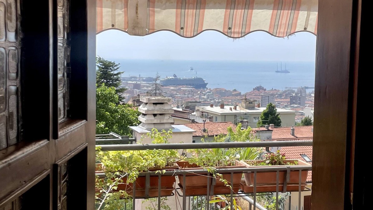 San Giovanni-Chiadino-Rozzol Apartment | Apartment 'Le Pergole' with Sea View, Wi-Fi and Air Conditioning