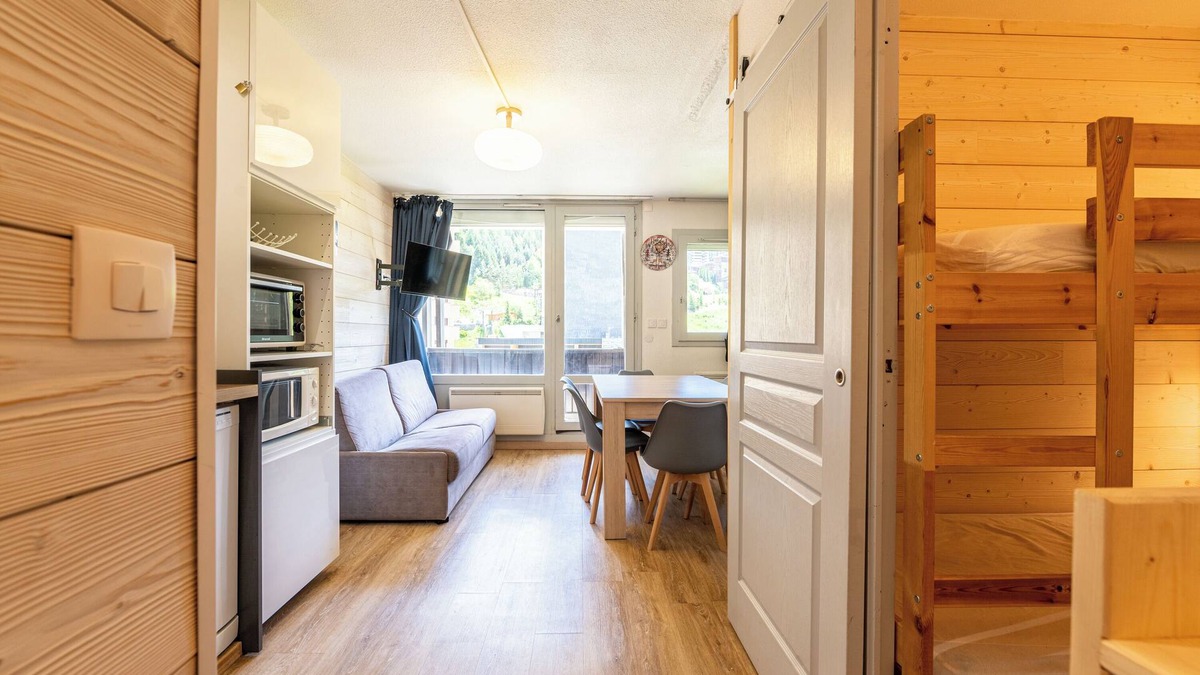 Les Menuires Apartment | Apartment 'Le Villaret' with Mountain View and Balcony