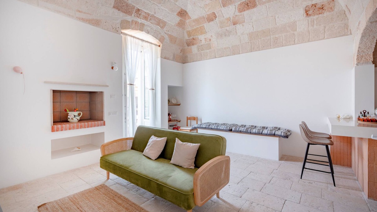 Conversano Apartment | Apartment 'Lemos' with Private Terrace, Wi-Fi and Air Conditioning