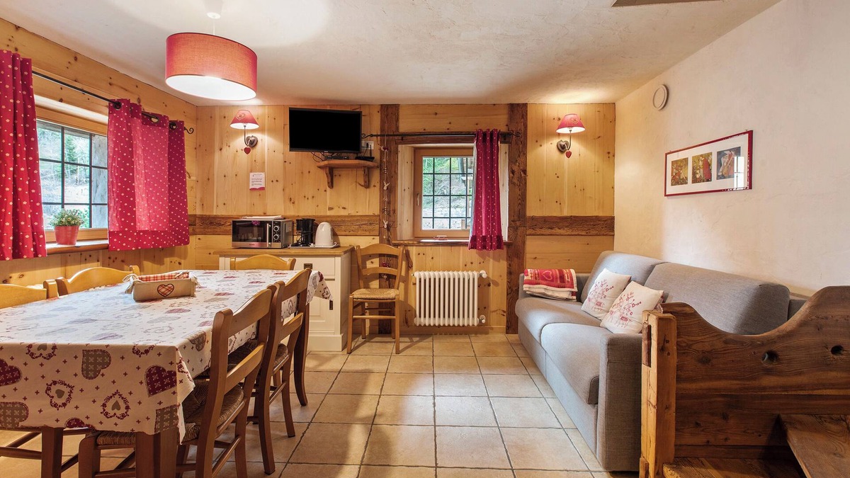 Charvensod Apartment | Apartment 'Lo Trapey' with Shared Terrace, Shared Garden and Wi-Fi