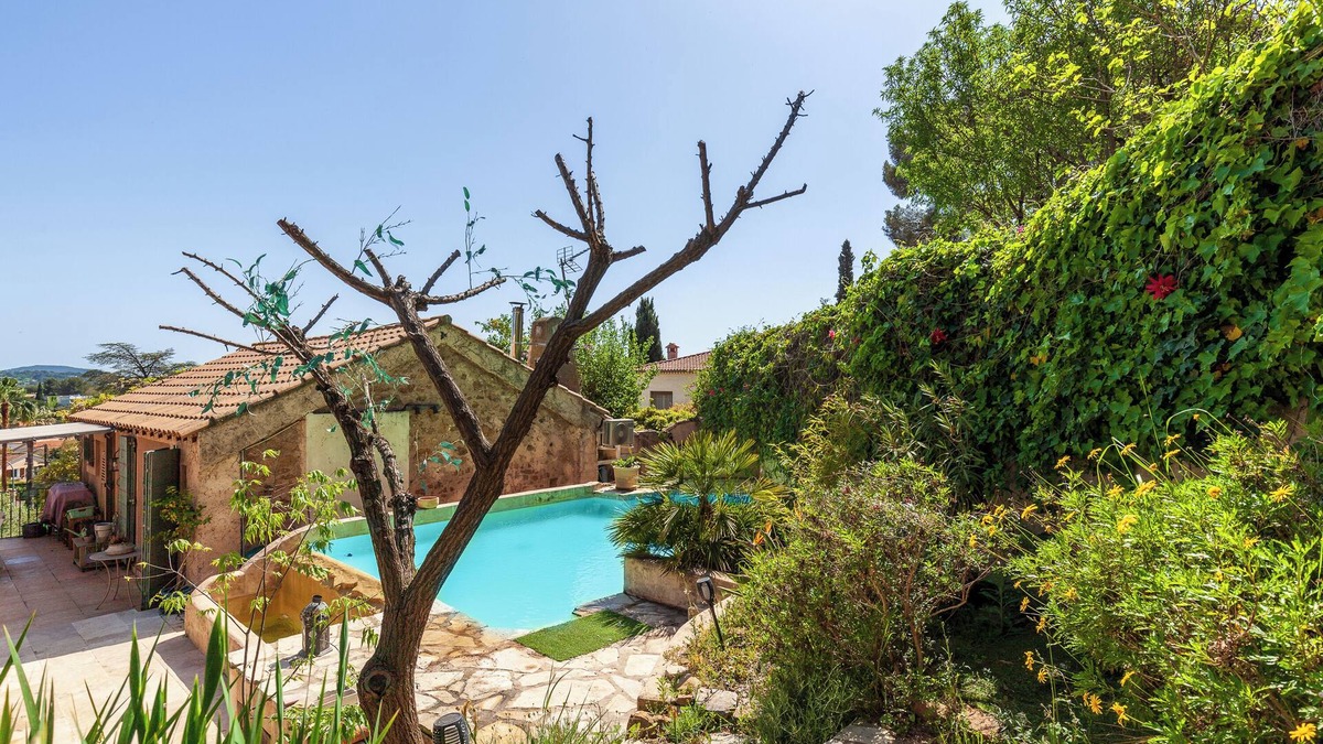 La Garde Apartment | Apartment 'Logement De Charme Les Araucarias' with Shared Pool, Private Terrace and Wi-Fi