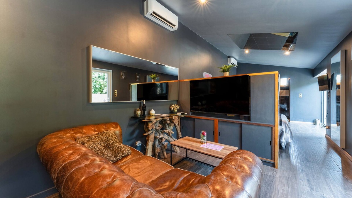 Caderousse Apartment | Apartment 'Love Room - Rhôna' with Wi-Fi and Air Conditioning