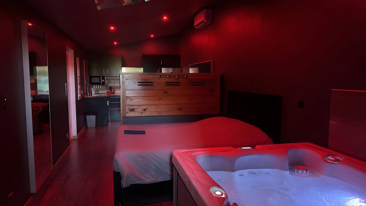 Caderousse Apartment | Apartment 'Love Room - Rhôna' with Wi-Fi and Air Conditioning