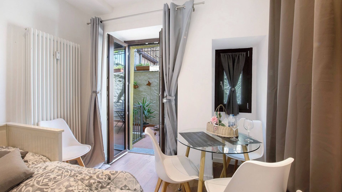 Mandello del Lario Apartment | Apartment 'Lucia Le Coccinelle Home' with Sea View, Wi-Fi and Air Conditioning
