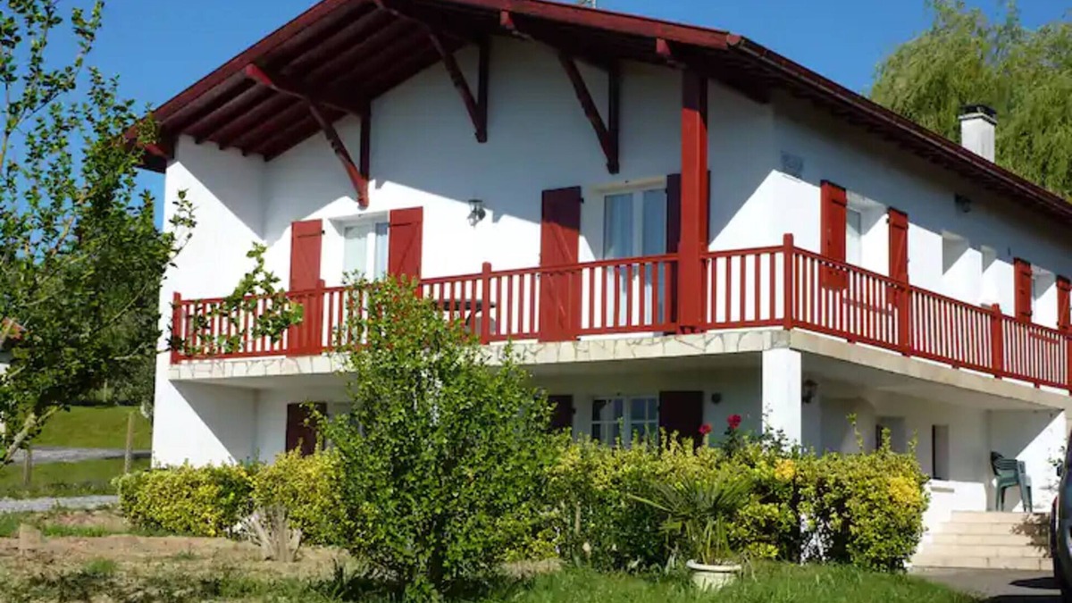 Bardos Apartment | Apartment 'Maison Artzain Etchea' with Private Terrace, Private Garden and Wi-Fi