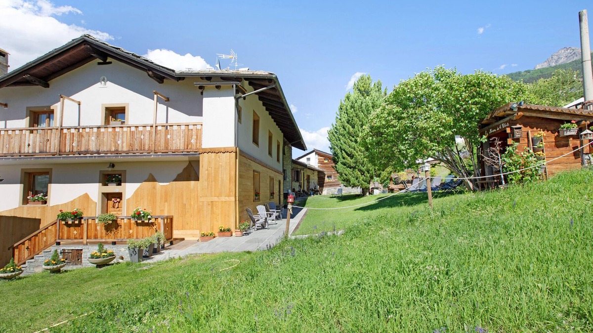 Gerdaz Apartment | Apartment 'Maison Grange 4' with Mountain View, Shared Garden and Wi-Fi
