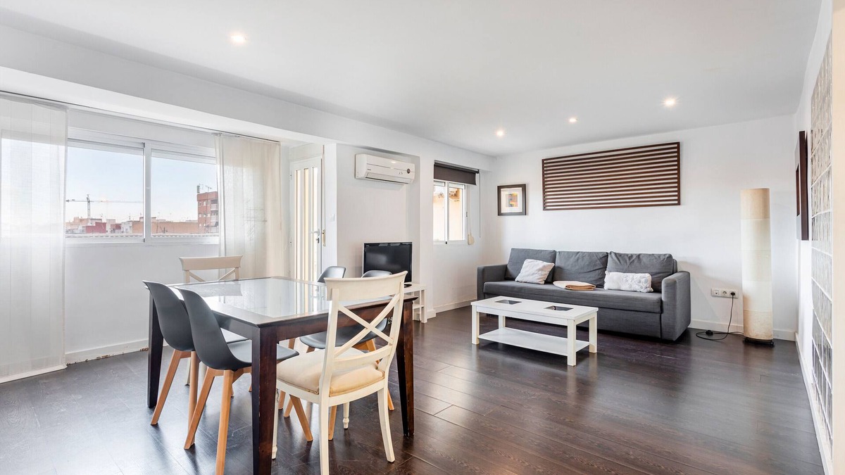 La Carrasca Apartment | Apartment 'Malvarrosa' with Balcony and Wi-Fi