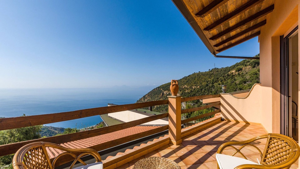 Santo Stefano Apartment | Apartment 'Mandorlo' with Sea View, Private Terrace and Wi-Fi
