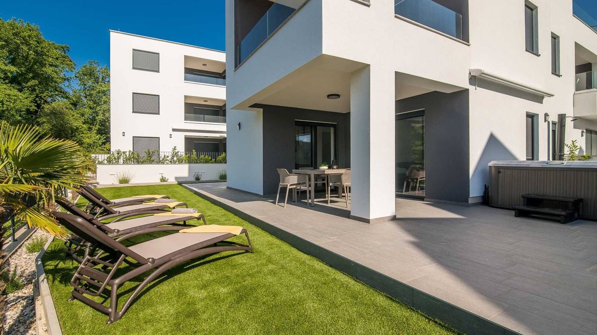Malinska-Dubasnica Apartment | Apartment Manuela with private garden and hot whirlpool