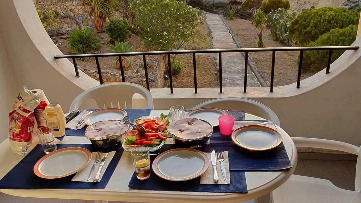 Vale de Centianes Apartment | Apartment 'Mar-Colina-Sol' with Sea View, Beach Access, Terrace & Wi-Fi