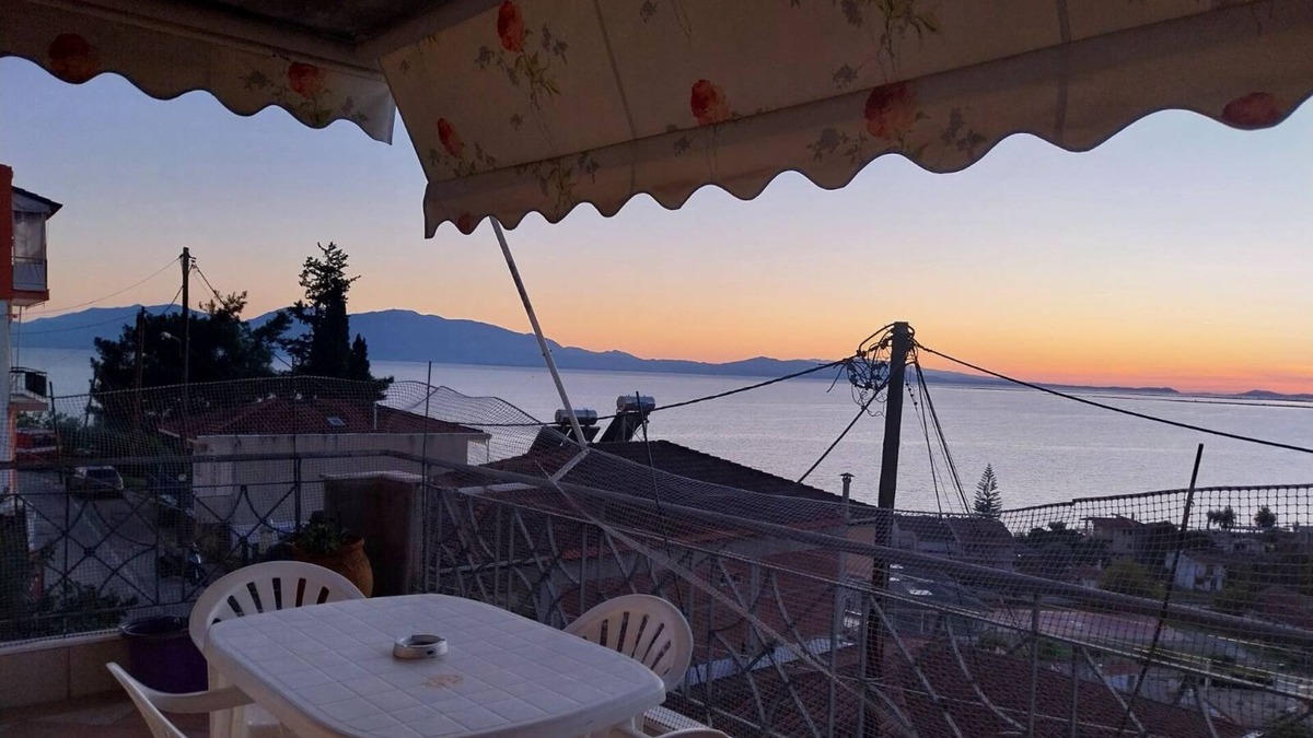 Menidion Apartment | Apartment 'Menidi' with Sea View, Wi-Fi and Air Conditioning
