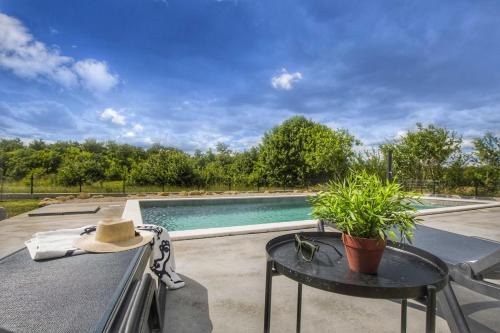 Ripenda Verbanci Apartment | Apartment Mirna with Swimming Pool