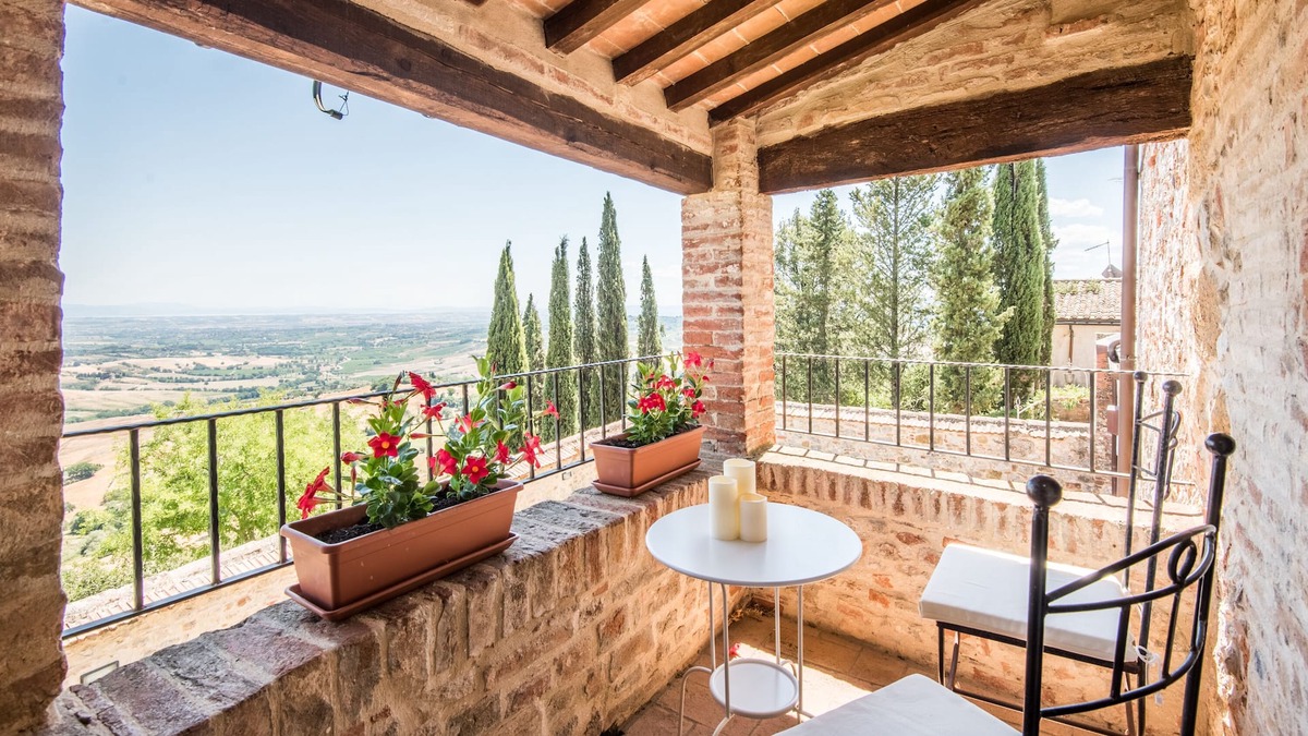 Montefollonico Apartment | Apartment "Montefollonico La Terrazza" with terrace & WiFi in Cortona