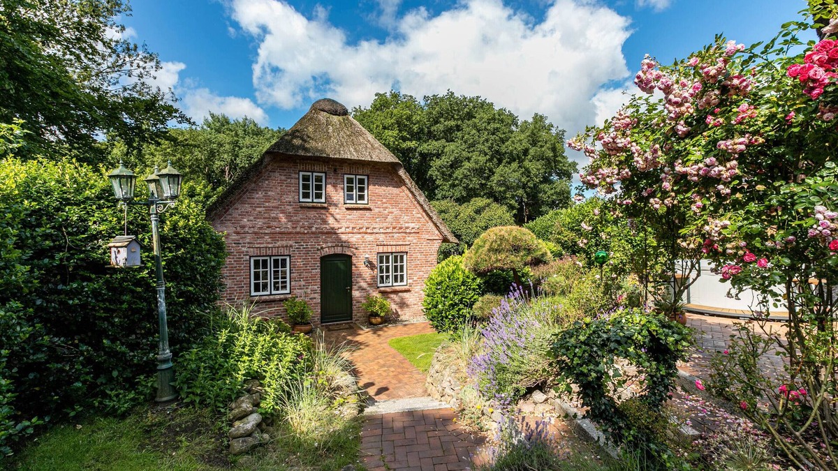 Dorpling Apartment | Apartment 'My Little Rose Cottage' with Private Terrace, Private Garden and Wi-Fi