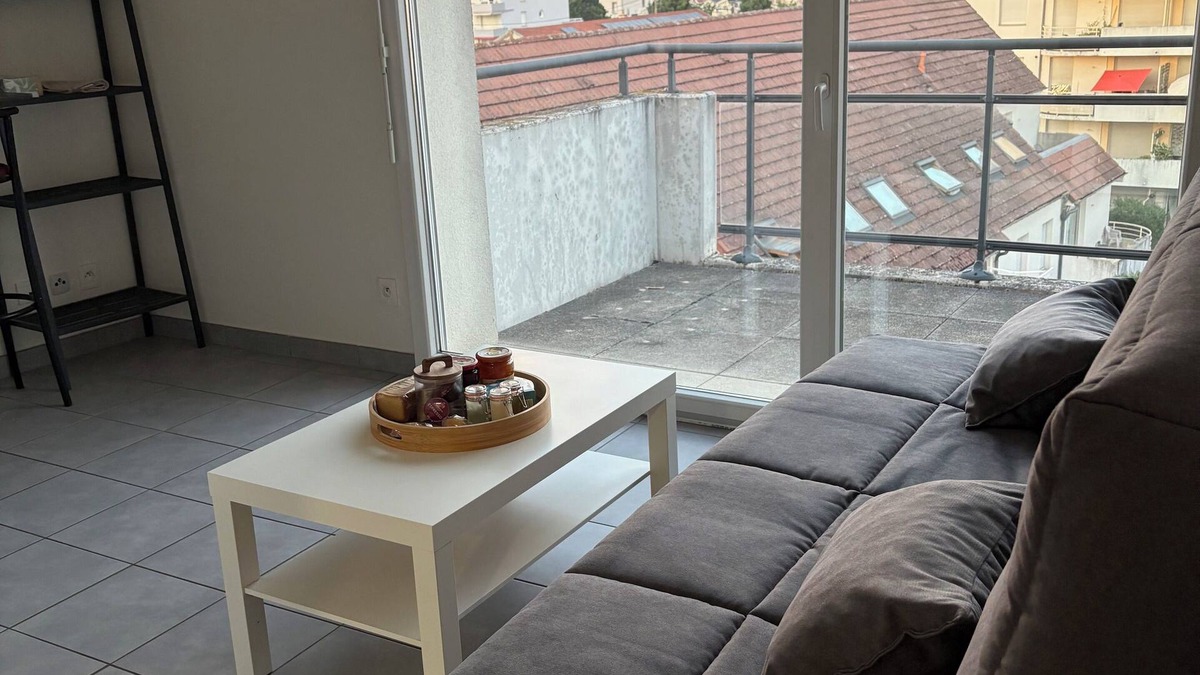 Maladiere Apartment | Apartment near Republic and Flag