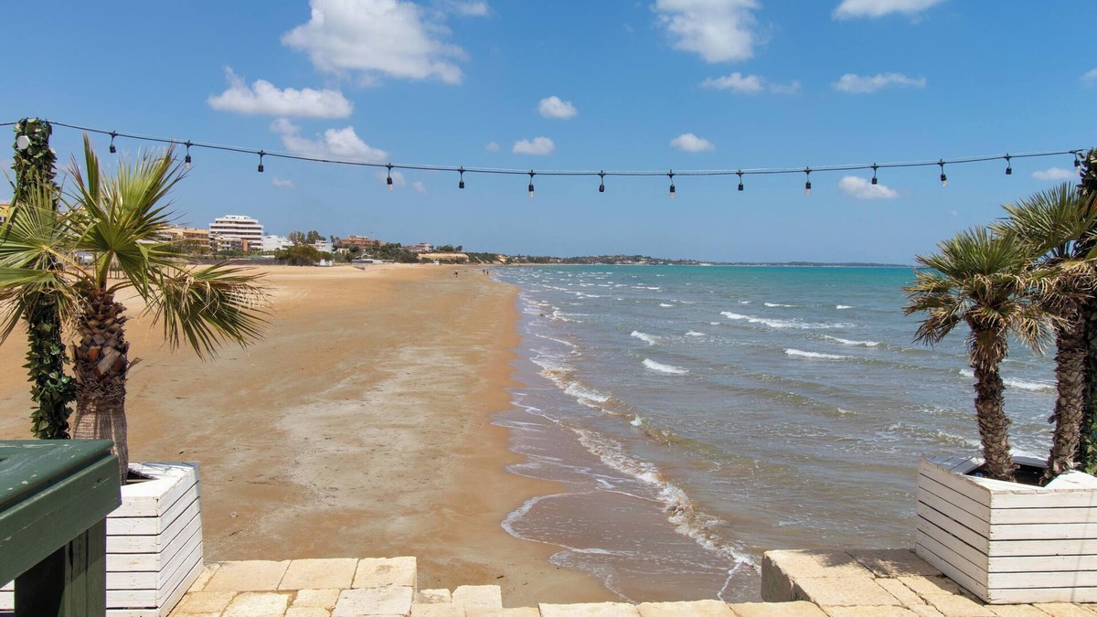 Pozzallo Apartment | Apartment near the sea with open terrace and balcony