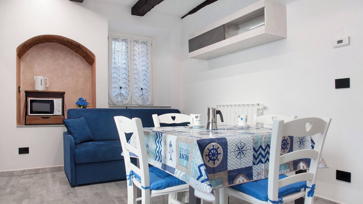 Bisuschio Apartment | Apartment 'Nido Cicogna' with Wi-Fi