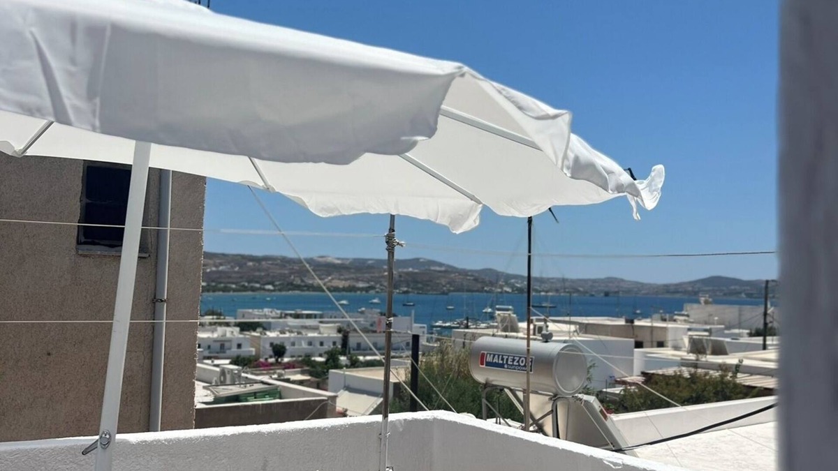 Adamas Apartment | Apartment 'Nikos Family Milos' with Sea View, Wi-Fi and Air Conditioning
