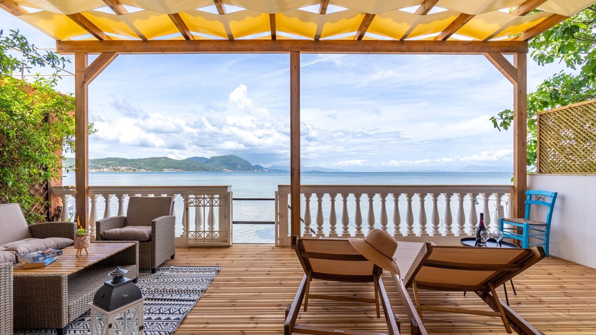 Agia Pelagia Chlomou Apartment | Apartment 'Nikos Seaside' with Sea View, Wi-Fi and Air Conditioning