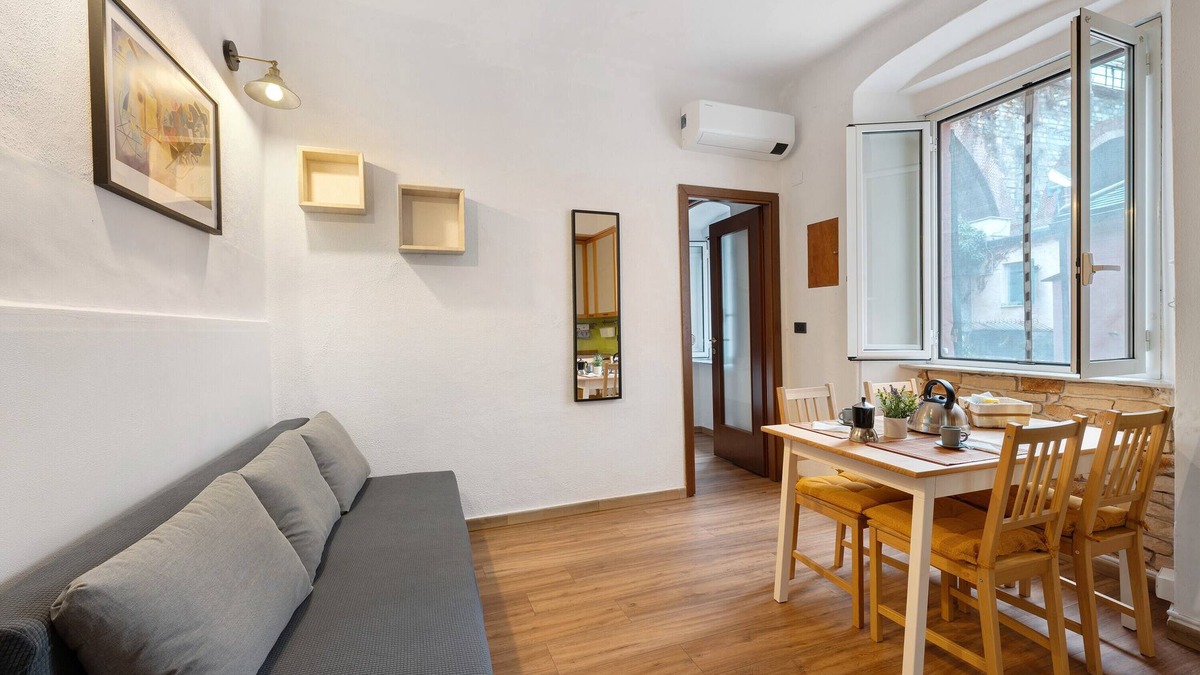 Nervi Apartment | Apartment 'Nonno Enzo' with Air Conditioning