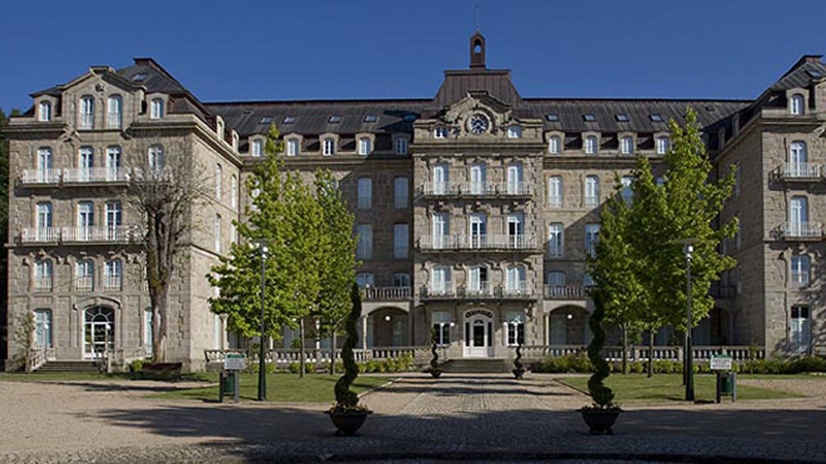 Mondariz-Balneario Apartment | Apartment overlooking the spa of Mondariz