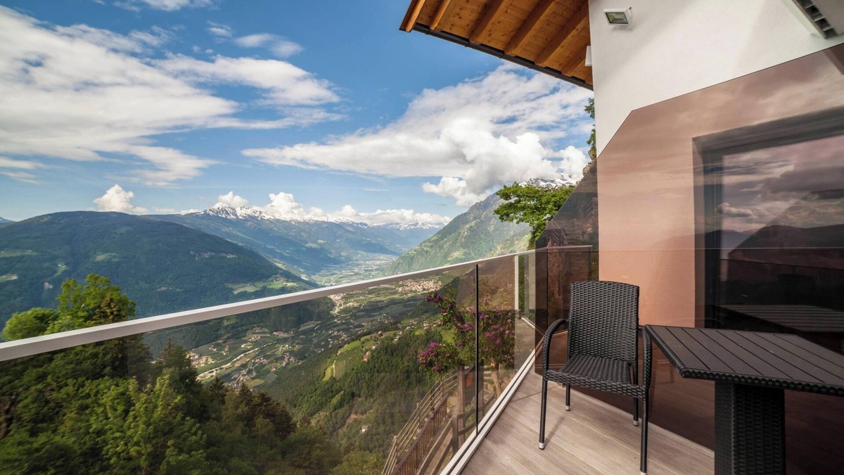 Tirolo Apartment | Apartment "Oberhochmuthof" with Beautiful View at the "Meraner Höhenweg"