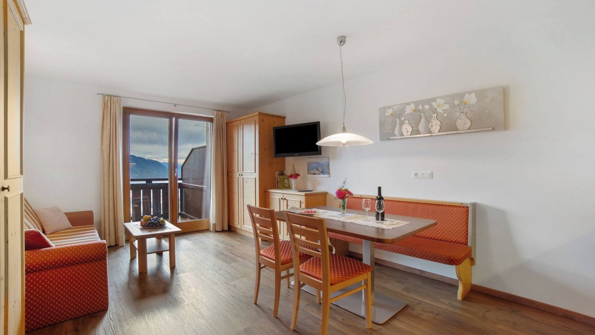 Tirolo Apartment | Apartment 'Oberötzbauer Enzian' with Mountain View, Shared Garden and Wi-Fi