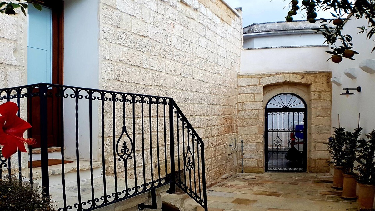 Giuggianello Apartment | Apartment 'Oikia Giuggianello Le Bey Fausta' in Puglia with Wi-Fi and Shared Garden