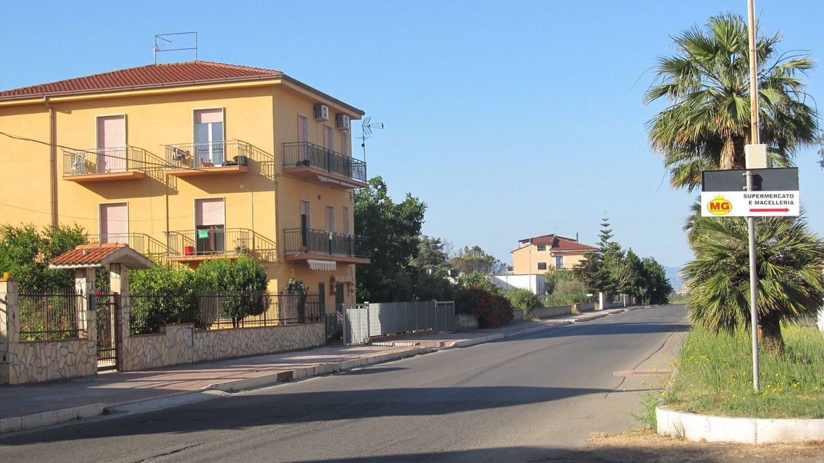 Villapiana Lido Apartment | Apartment on the 1st floor of a small building with fenced orchard