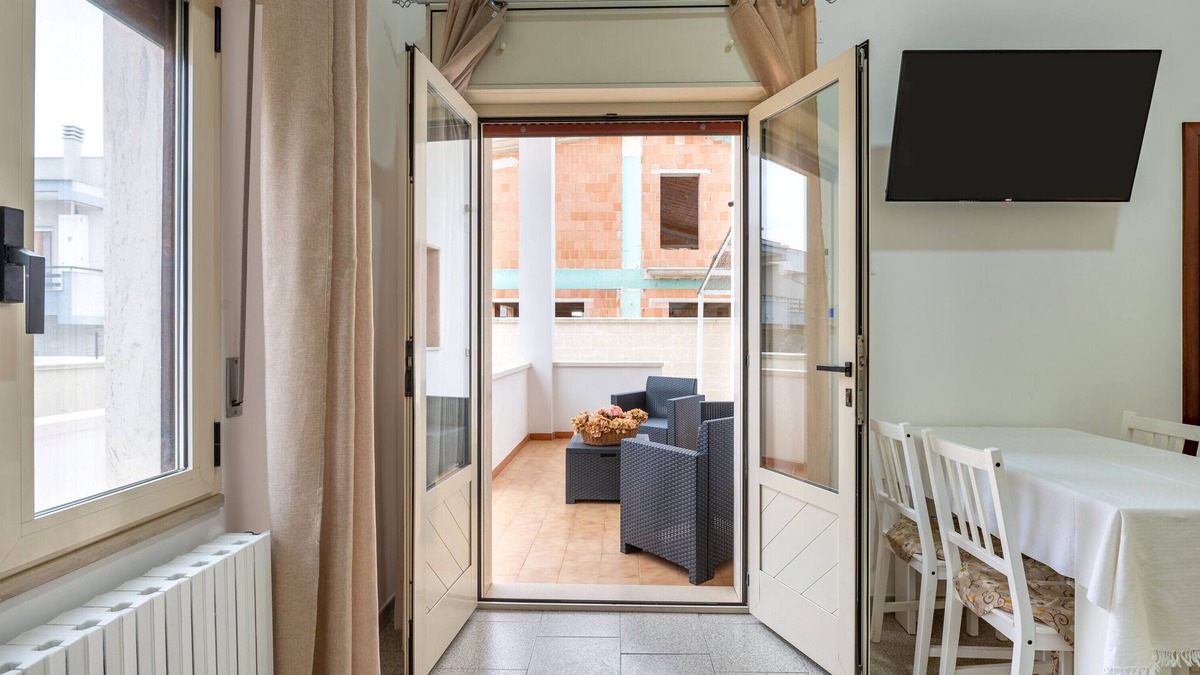 Lizzano Villa | Apartment 'Palma 2 ' with Private Terrace, Wi-Fi and Air Conditioning